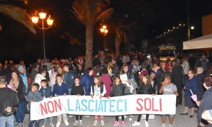 Oltre 200 persone a Ventimiglia Alta alla fiaccolata per don Luca e le suore dell'Orto/ Foto