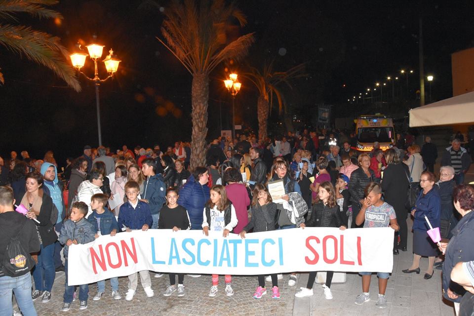 Fiaccolata ventimiglia Alta 23 settembre 2017 don Luca Salomone Suore dell'Orto (foto Maiolino)_18