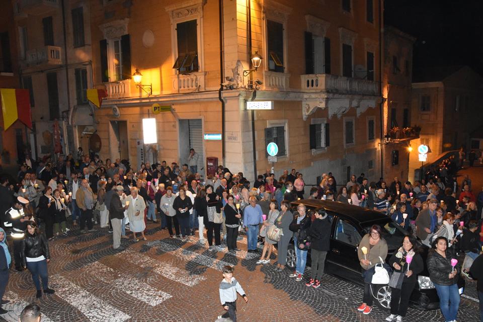 Fiaccolata ventimiglia Alta 23 settembre 2017 don Luca Salomone Suore dell'Orto (foto Maiolino)_25