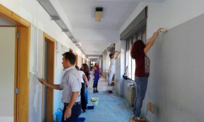 Operazione "scuola pulita": maestre comprano la pittura e papà rinfrescano le aule