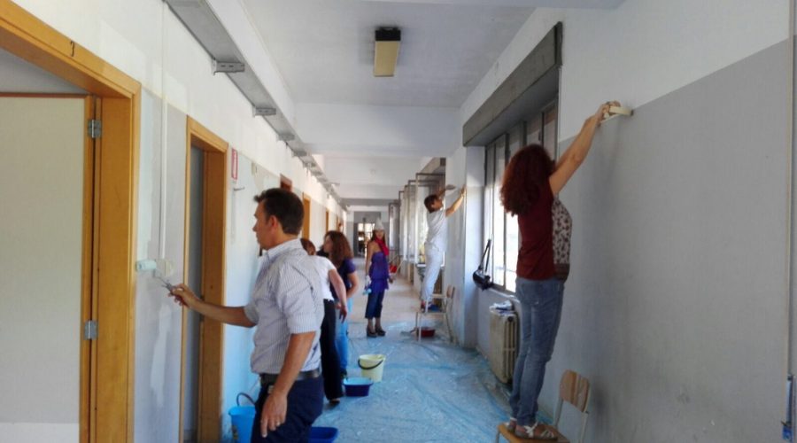Operazione “scuola pulita”: maestre comprano la pittura e papà rinfrescano le aule