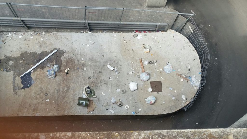 Degrado in pieno centro a Sanremo, la segnalazione di un lettore