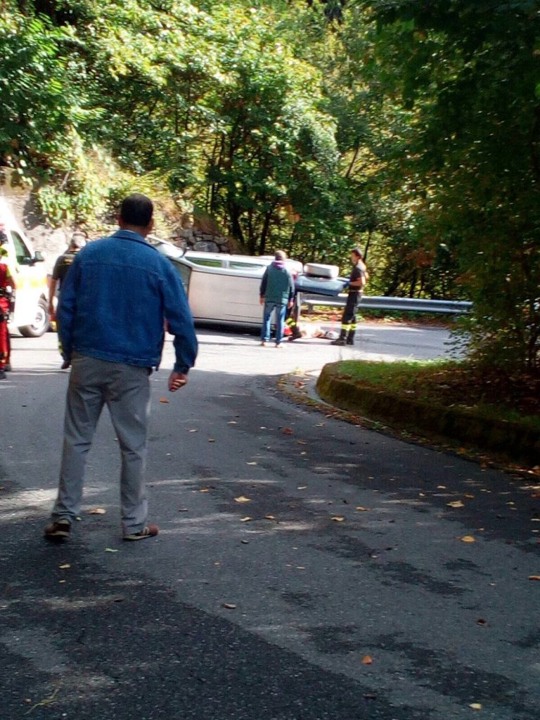 Auto capottata in curva, uomo trasportato in ospedale