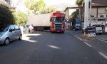 Tir sbaglia strada e resta "bloccato" in via Dante a Sanremo