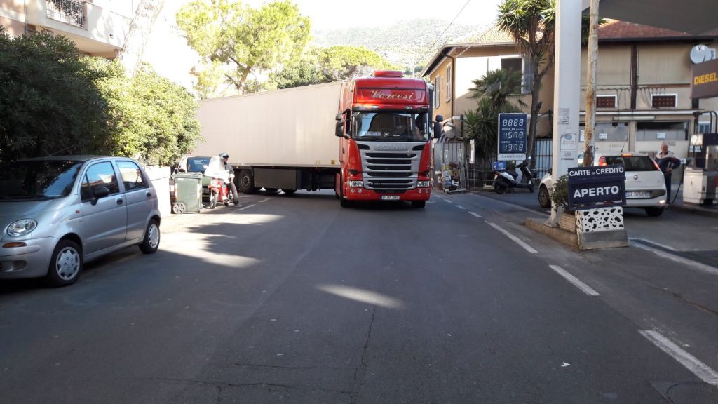 Tir sbaglia strada e resta “bloccato” in via Dante a Sanremo