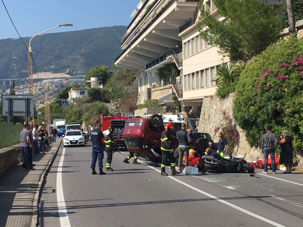 Auto si capotta sull’Aurelia coinvolte altre due auto e uno scooter / traffico bloccato