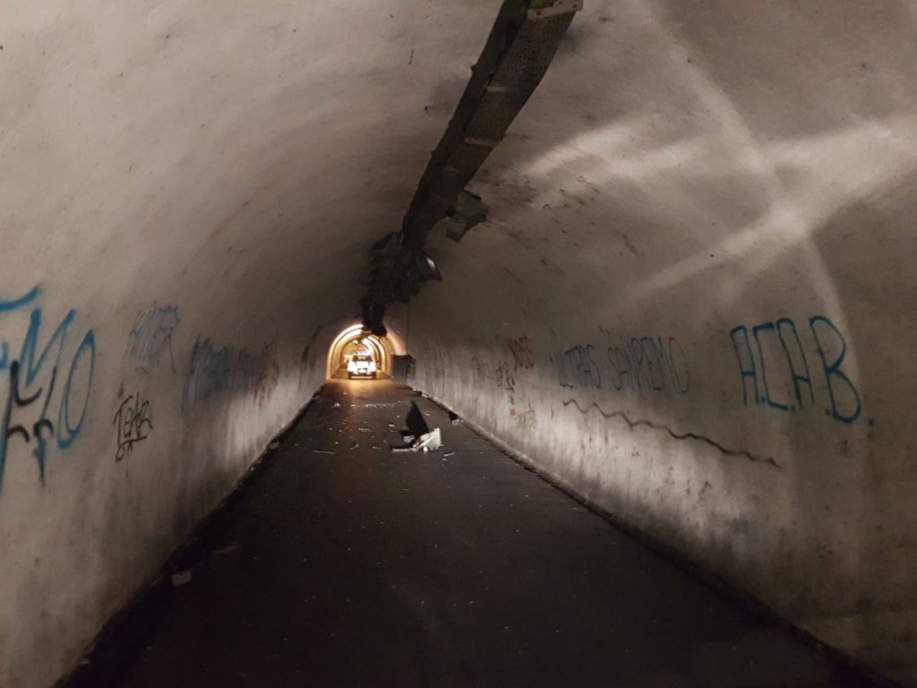 Imbocca il tunnel da via Francia e si incastra col camion nei fari dell’illuminazione