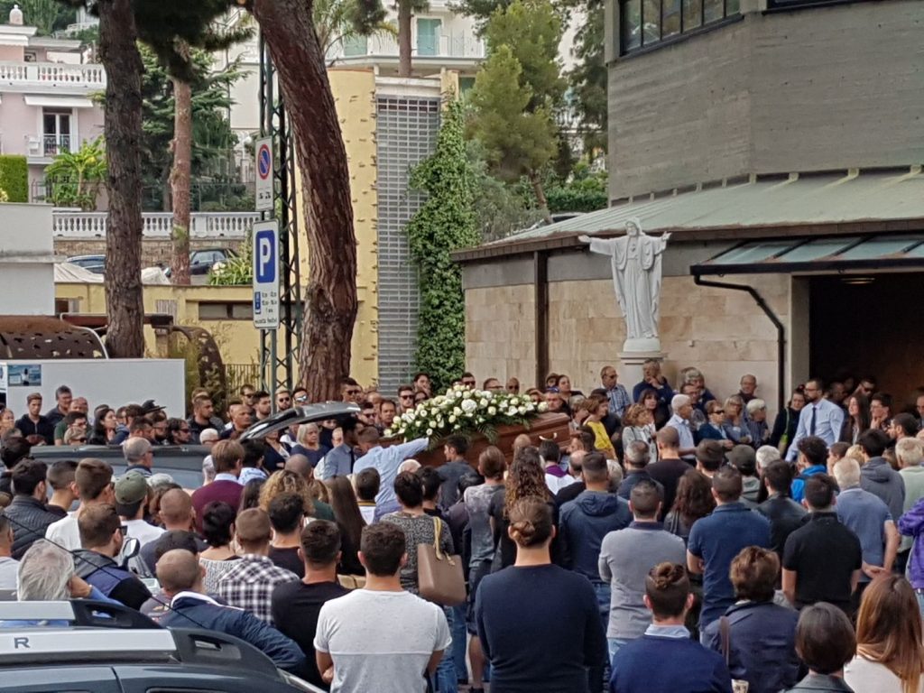 Una folla oceanica, con il rombo dei motori di decine di centauri schierati a Ospedaletti per l’addio a Luca Cardone