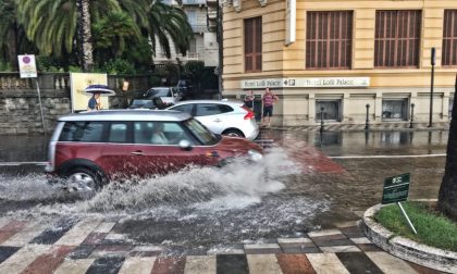 Mezzora di pioggia a Sanremo e già: tombini otturati, danni a stabilimenti/ Foto & Video