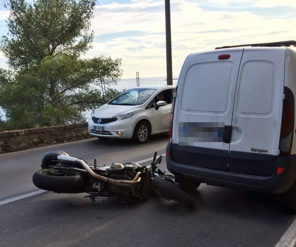 Incidente moto furgone via Serrati Imperia