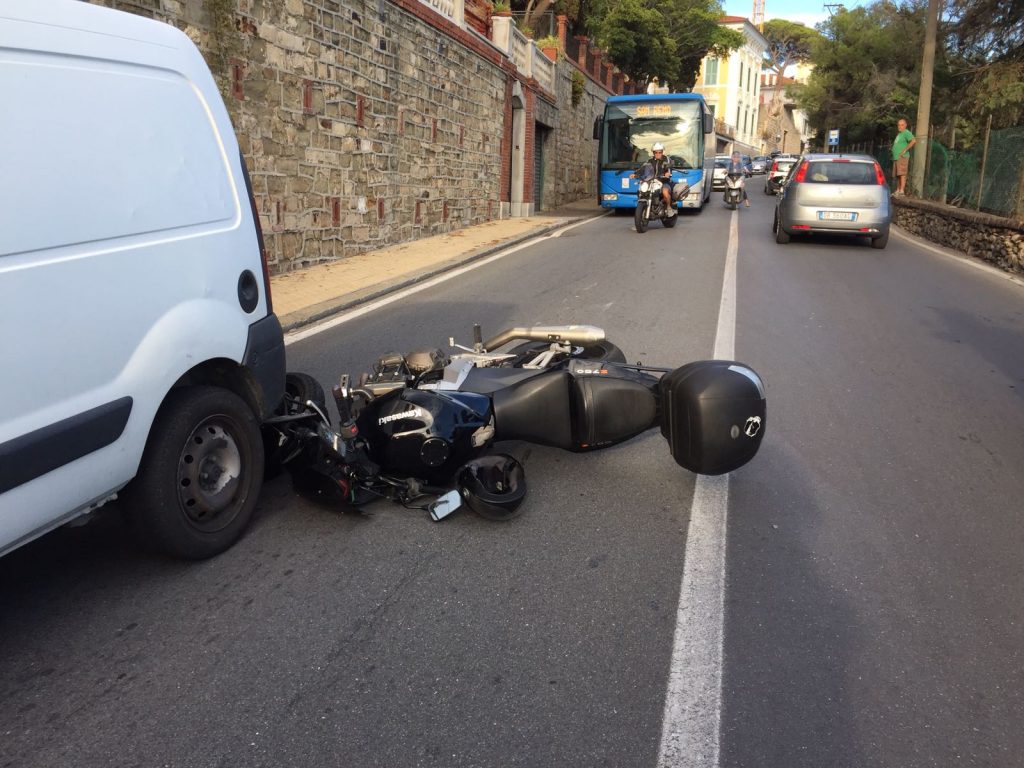 Incidente moto furgone via Serrati Imperia1