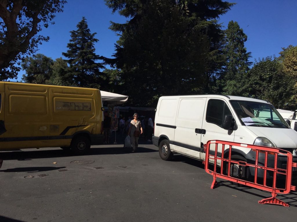 Prima settimana di mercato blindato a Ventimiglia: furgoni bloccano gli 11 ingressi