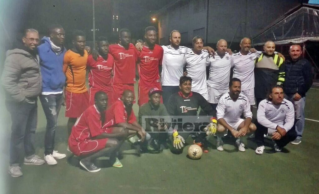 Calcetto, amichevole a Camporosso: batosta al Comune, migranti vincono 8-4
