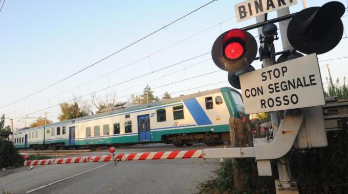 Camion ribaltato su passaggio a livello a Mentone, disagi per i treni