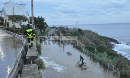 Incredibile perdita d'acqua a Sanremo: Aurelia chiusa, cascata sulla ciclabile/ Foto e Video