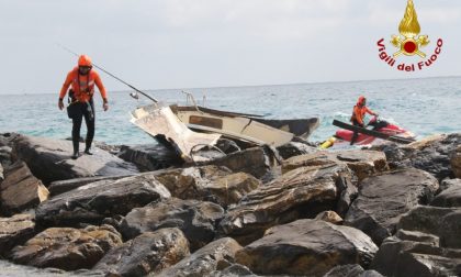 Barca sugli scogli, disperso il conducente Mario Maffi: era uscito a pescare/ Foto & Video