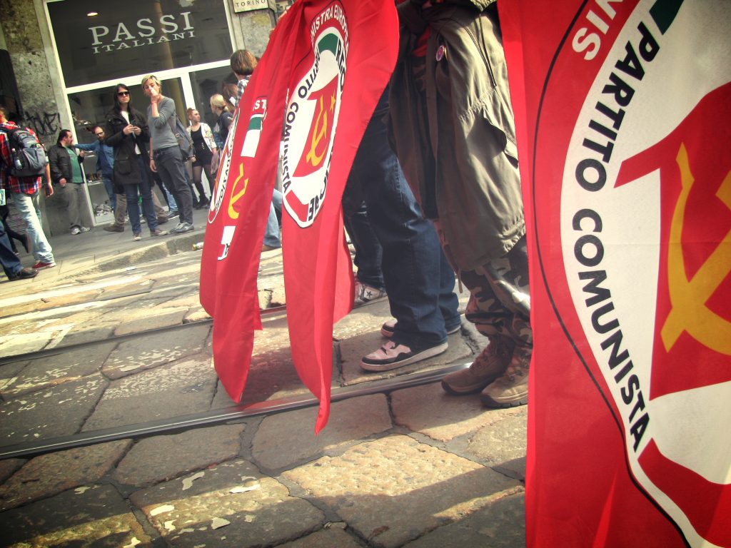Corruzione e rincari delle tariffe: Rifondazione Comunista scende in piazza contro Amaie e Rivieracqua