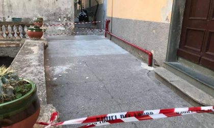 Crollo di calcinacci all'ingresso delle scuole di Ventimiglia Alta, area transennata e genitori indignati