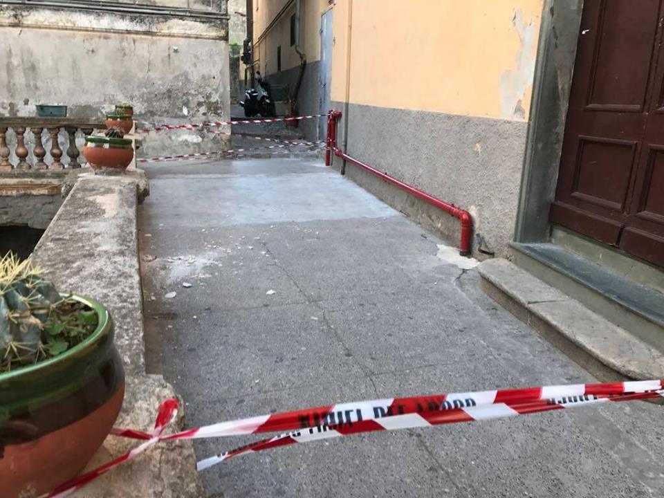 Crollo di calcinacci all’ingresso delle scuole di Ventimiglia Alta, area transennata e genitori indignati
