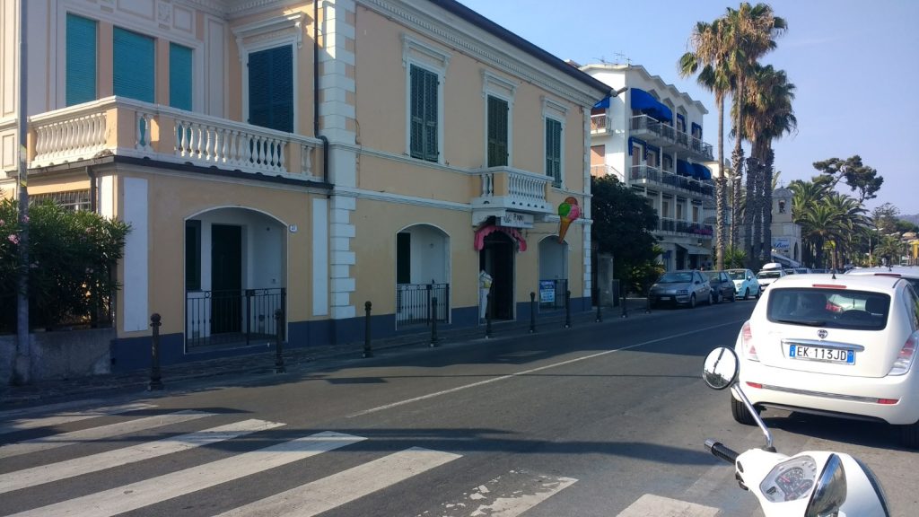 Alloggi vacanze al posto di negozi: Federalberghi del Golfo Dianese interviene sulla questione