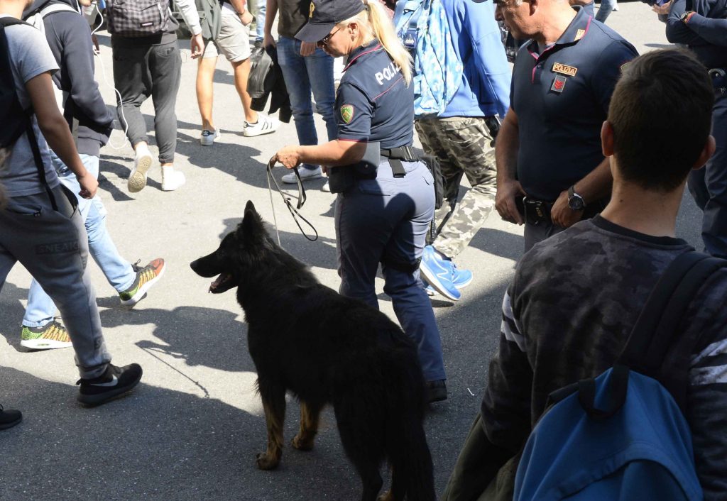 Controlli antidroga fuori dalle scuole: identificati 19 giovani, sequestrati 20 grammi di hascisc