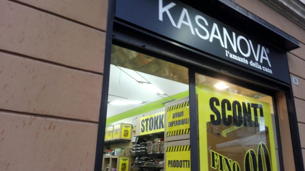 Entra nel negozio e  ruba un set di forchette. Rocambolesco inseguimento del proprietario per le vie del centro