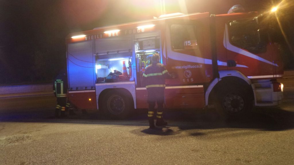 Brucia un garage nella notte. Intervento dei vigili del fuoco