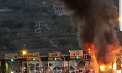 Pullman in fiamme alla Barriera Autostradale di Ventimiglia / Prime foto