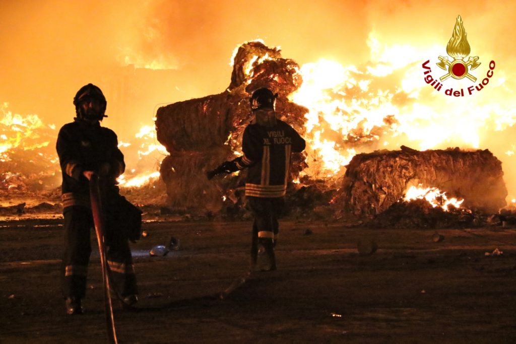 (1) Incendio deposito Del Gratta Valle Armea 25 ottobre 2017_04