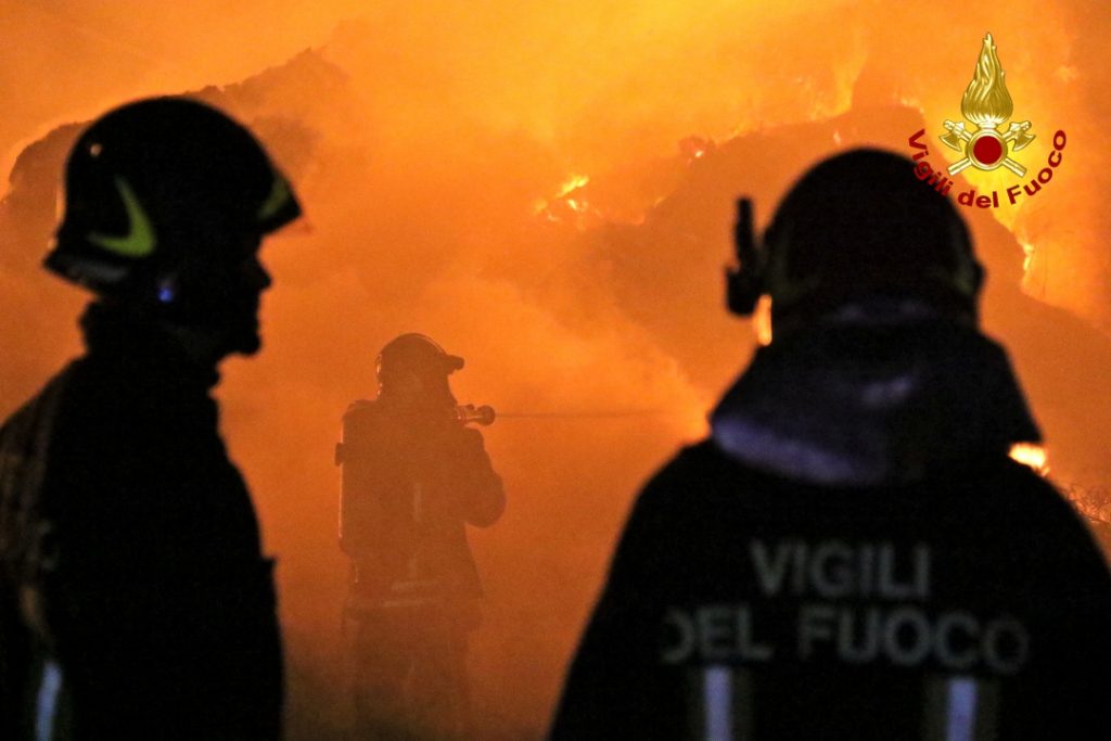 (1) Incendio deposito Del Gratta Valle Armea 25 ottobre 2017_09