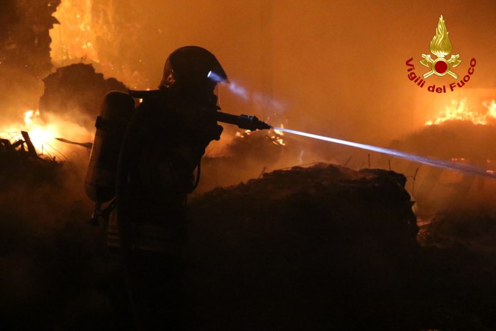 (1) Incendio deposito Del Gratta Valle Armea 25 ottobre 2017_12