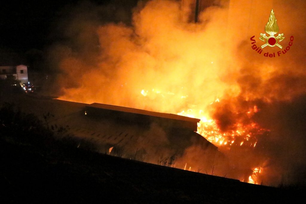 (1) Incendio deposito Del Gratta Valle Armea 25 ottobre 2017_15