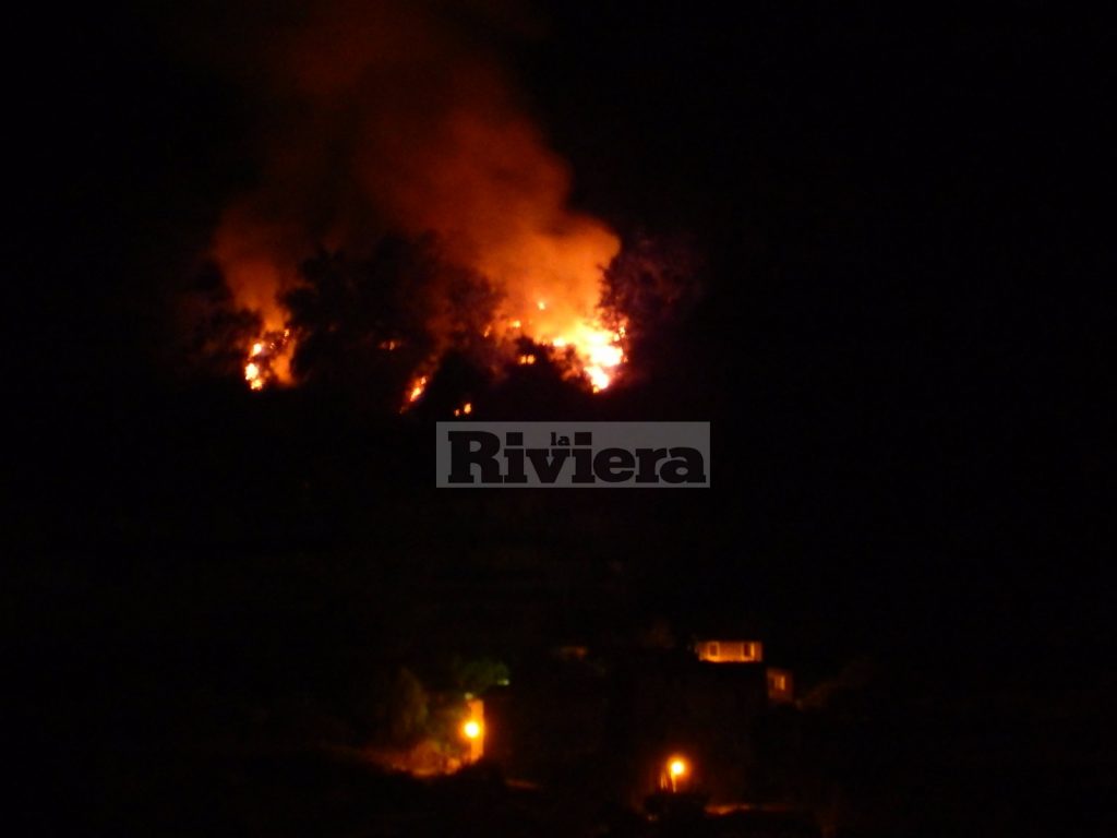 Tornano a bruciare le alture di Perinaldo/ Fiamme vicino alle case