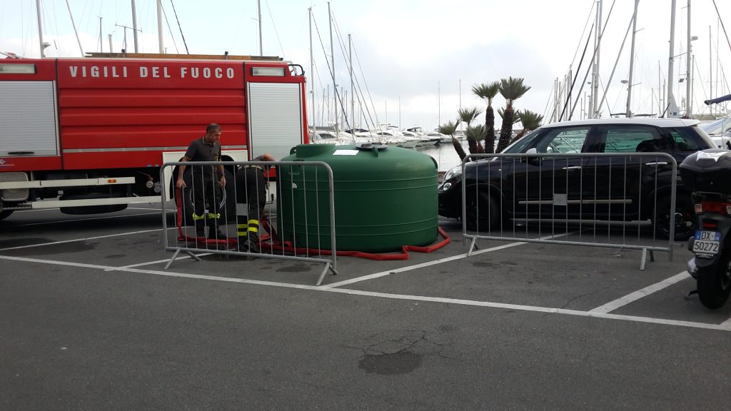 Torna l’acqua a Portosole: VVF riempiono le cisterne tra la rabbia dei ristoratori. In serata Amaie ristabilisce il servizio