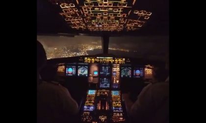 Il video dello spettacolare atterraggio notturno di un volo di linea a Nizza