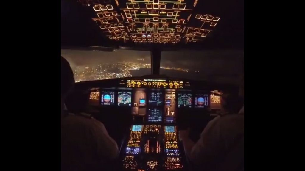 Il video dello spettacolare atterraggio notturno di un volo di linea a Nizza