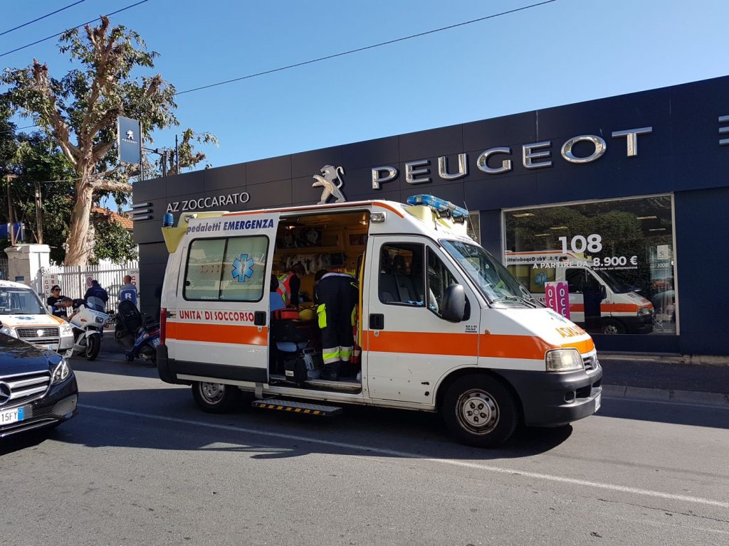 Anziano investito da uno scooter davanti al concessionario Peugeot Zoccarato di corso Marconi