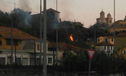 Brucia una campagna abbandonata a pochi metri dalle case a Porto Maurizio