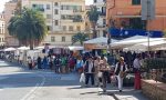 Agenti della Locale vincolati nei pressi dei mezzi scudo, i venditori abusivi fanno festa (foto)