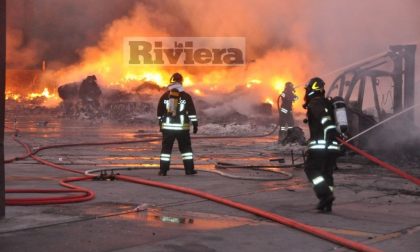 Inferno di fuoco nella notte a Valle Armea, brucia deposito/ Foto & Video e Particolari