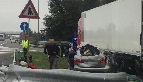 Bimba di 3 anni muore in incidente nel bresciano/ Poco prima della tragedia la diretta Facebook in autostrada