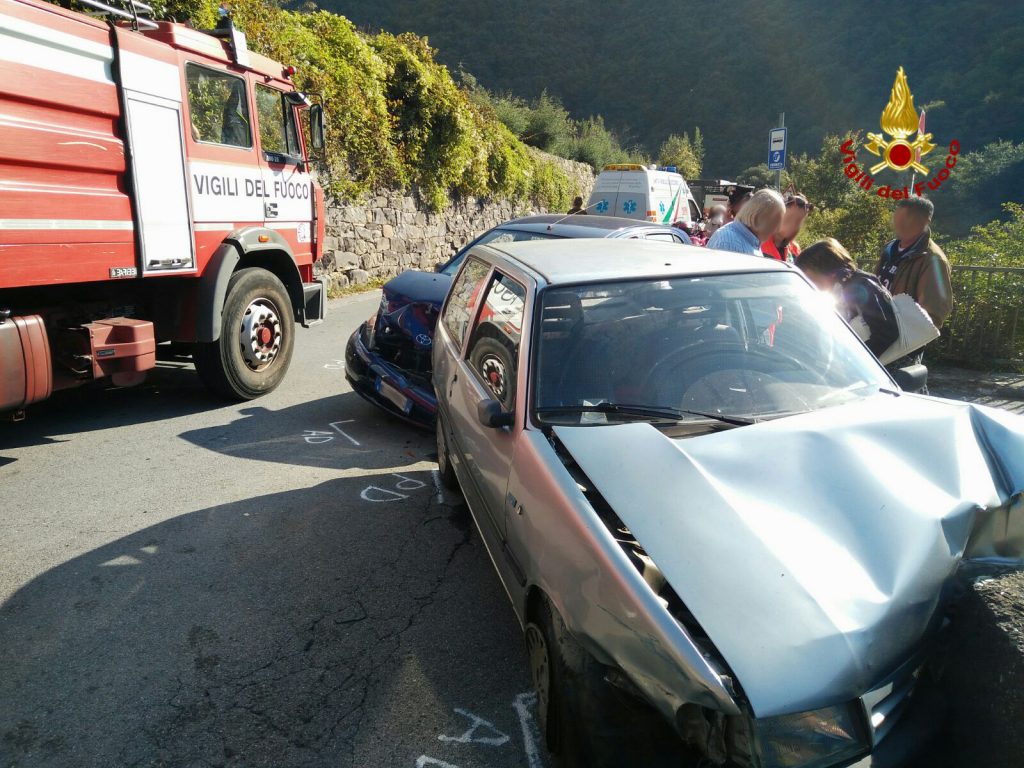 Scontro tra due auto a Badalucco, ferita una donna/ Intervento dei vigili del fuoco