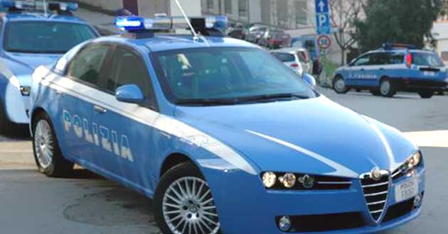 Poliziotto fuori servizio ferma un vandalo mentre beve il caffè