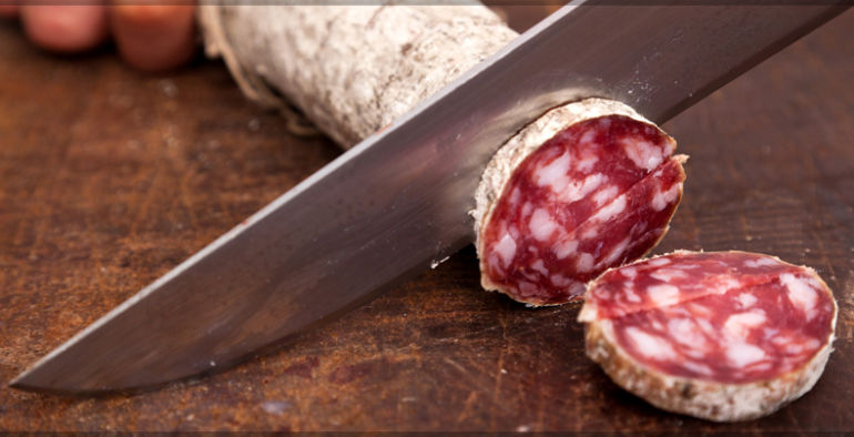 Disoccupato ruba salame, i carabinieri gli pagano il conto