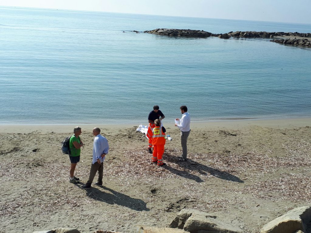 Stroncato da un malore a 67 anni mentre nuota a Santo Stefano al mare