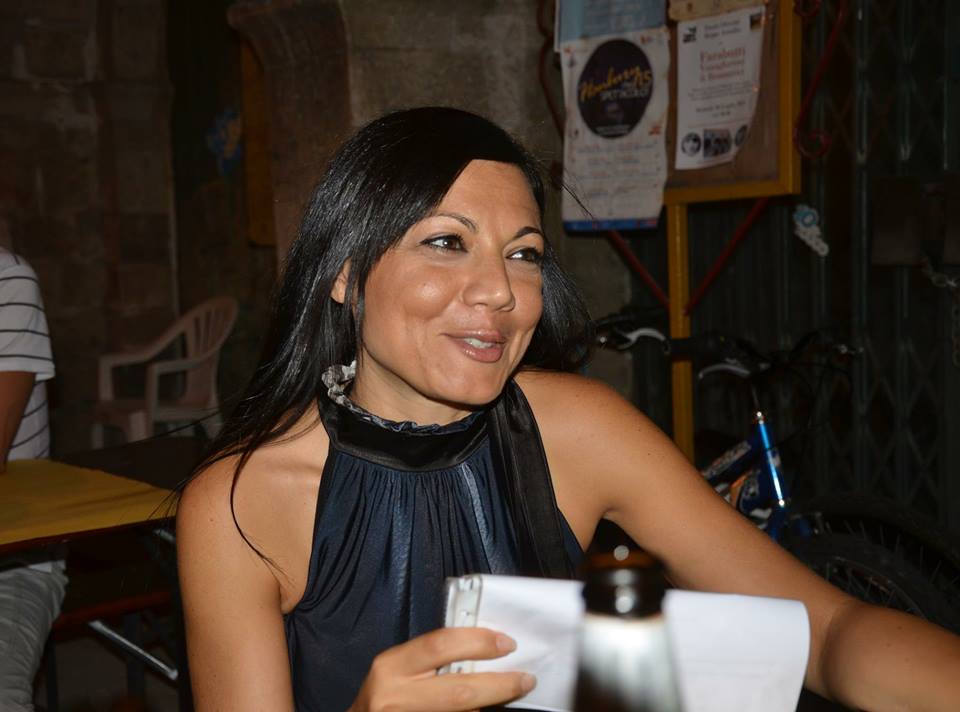 “Burattino del Pd” non è diffamazione. Consigliera comunale grillina assolta per gli attacchi ad Abbondanza
