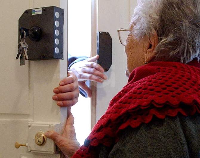 “Suo figlio ha avuto un incidente”: apre la porta al ladro e le svaligiano casa