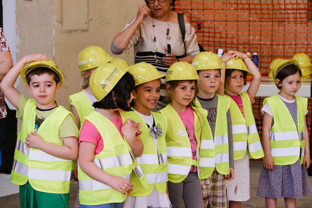 Anziani a guardare i cantieri? Macché: a Riva Ligure i lavori diventano meta di gite scolastiche