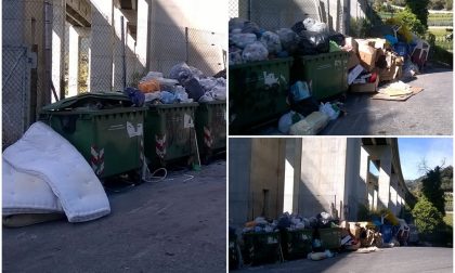 Materassi, sedie e cartoni: la nuova discarica illegale in zona San Giovanni
