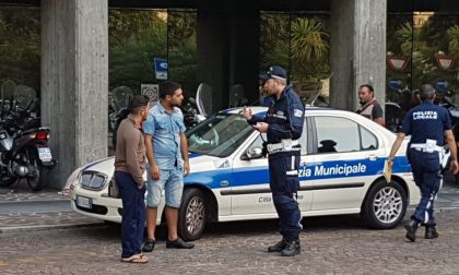 Blitz all'alba della Polizia municipale alla Stazione di Sanremo: "Daspo" per 6 clochard